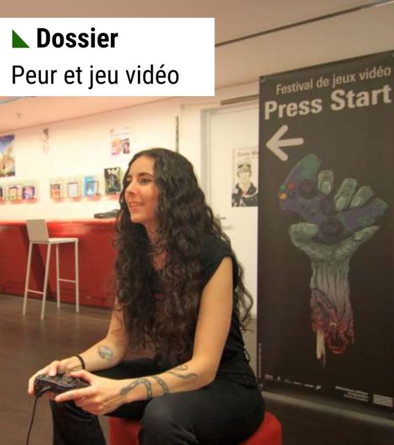 Taous Merakchi, marraine de l'édition 2024 du festival de jeu vidéo Press Start, au salon de jeux vidéo de la Bpi. Elle tient une manette de jeu.