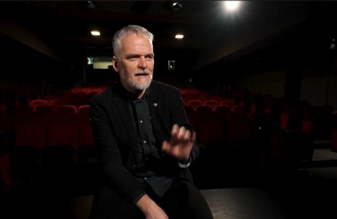 Portrait d'Audrius Stonys dans une salle de cinéma