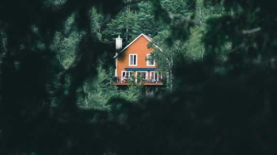 Une maison isolée dans une forêt