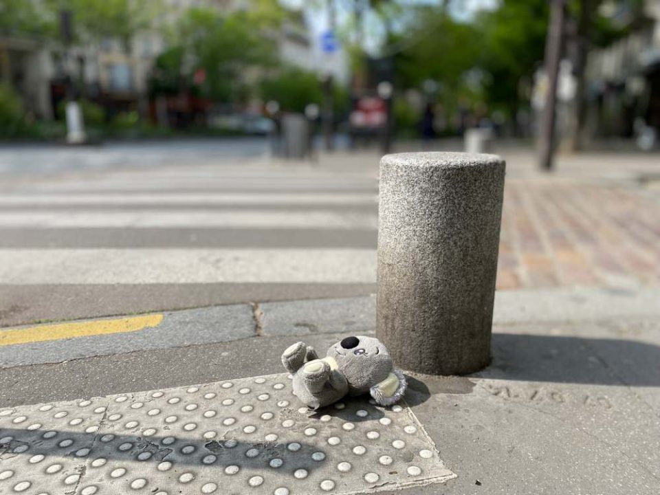 Une peluche abandonnée sur le trottoir