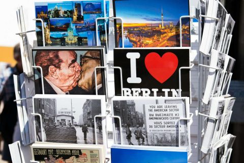 Gros plan sur un présentoir de cartes postales historiques, humoristiques et touristiques