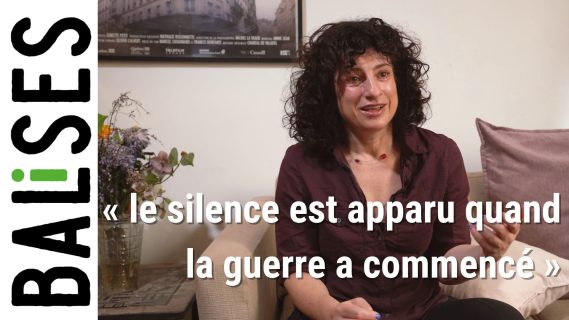 La réalisatrice Julia Loktev , assise sur un canapé gris
