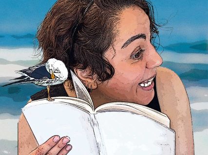 Photomontage : une femme tient un livre ouvert et tend l'oreille pour écouter le son des pages. Sur le livre est perchée une mouette. Fond bleu évoquant une scène d'été au bord de la mer