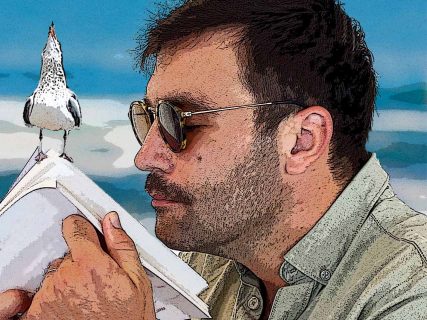 Photomontage : un homme de profil, portant des lunettes de soleil, sent un livre sur lequel est posé une mouette. Fond bleu évoquant une scène d'été au bord de la mer