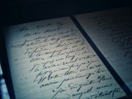 Bloc ouvert avec lettres calligraphiées