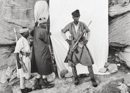 Combattants du Frolinat, posant devant un drap blanc, armes en bandoulières.