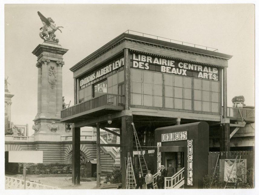 Photo en noir et blanc. Pavillon de la Librairie centrale des beaux-arts à l'Exposition des Arts Décoratifs de Paris, 1925 : vue depuis les quais
