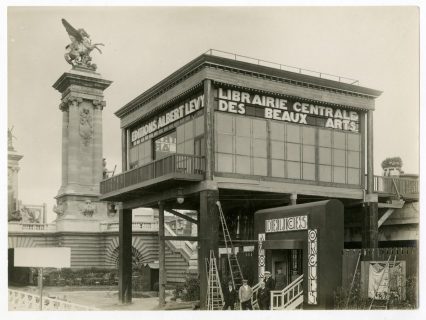 Photo en noir et blanc. Pavillon de la Librairie centrale des beaux-arts à l'Exposition des Arts Décoratifs de Paris, 1925 : vue depuis les quais