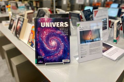photo d'un ouvrage sur l'espace sur une table de la bibliothèque