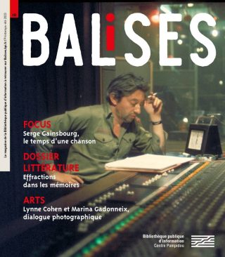 Serge Gainsbourg est en studio. Assis devant une grande table de mixage, en chemise militaire et une cigarette à la main, il regarde avec concentration un cahier posé sur la table.
