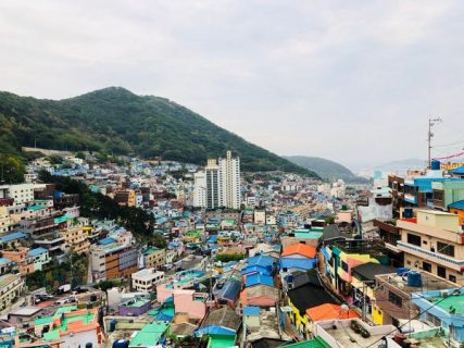Photo d'une ville implantée sur une montagne