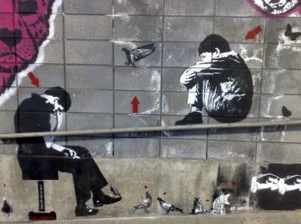 Photo d'un graffiti de Jef Aérosol, illustrant un enfant et un adolescent