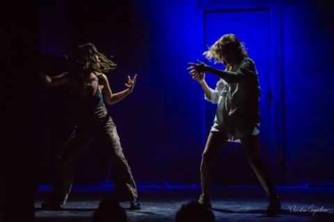 Les actrices Claire Assali et Lisa Wisznia dansent sur scène dans une lumière bleue, spectacle Sexpowerment
