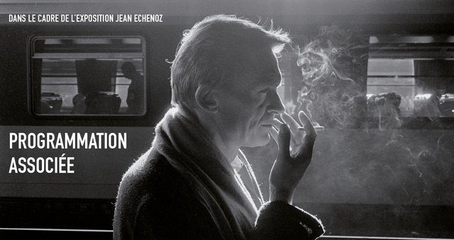 Jean Echenoz en noir et blanc en train de fumer une cigarette