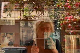 Dominique Cabrera se prenant en photo dans un reflet d'une vitre